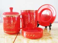 中国红瓷将军杯+骨瓷笔筒+小烟缸+碟(四件套)