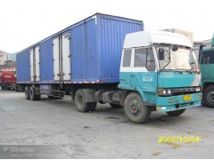 青岛邦德集装箱车队拥有8部解放牌卡车专业集装箱运输危险品