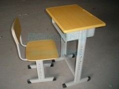 大量供应实木面板学生课桌椅