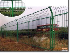 高速公路护栏网铁丝网公路堤防护网隔离栅安平县华耐金属网栏厂