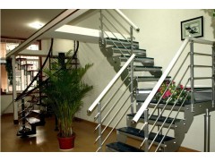 钢木楼梯风格与整体装饰风格要相得益彰