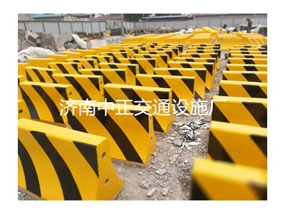 连云港厂家供应公路隔离墩-水泥墩护栏-定做护栏底座隔离墩