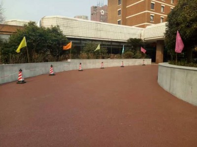 深圳光明新区彩色透水混凝土地坪材料厂家直销图1