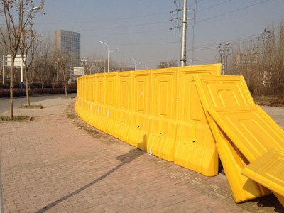 2019年武汉军运会，市政施工必须要用塑料围挡围住工地外围