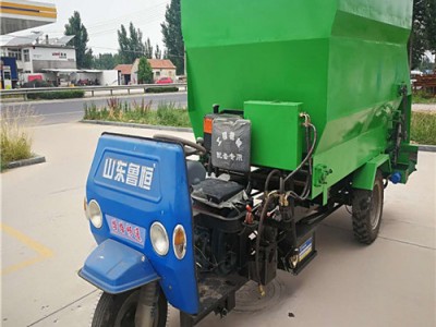 养殖场青贮饲料抛料车 多功能电动三轮撒料车图1