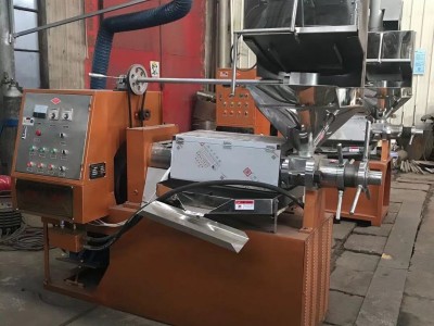 棕榈榨油选用螺旋榨油机和精炼生产线久诺机械生产