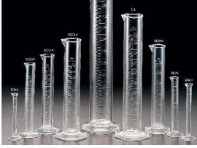 化学实验器材：有玻璃滴管、玻璃棒，试管。试管架